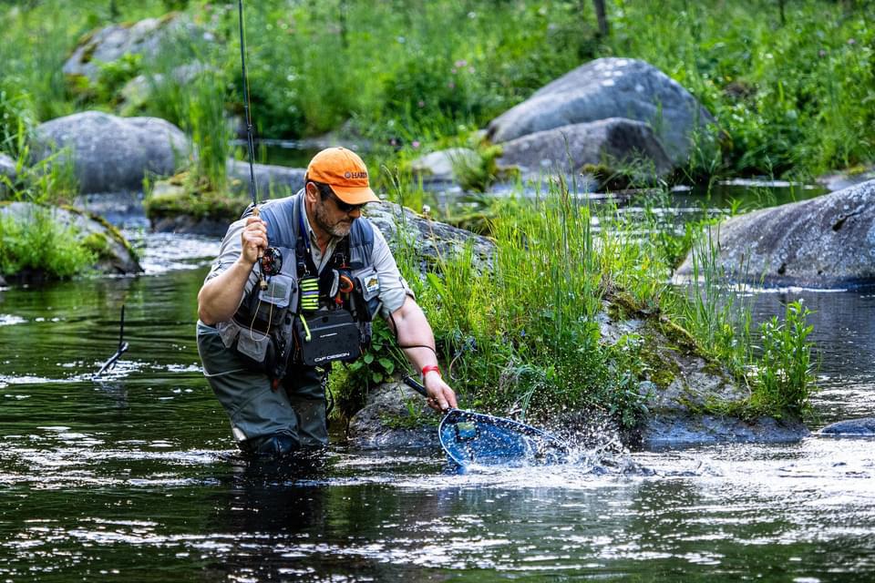 Edgardo Dona Campione con attrezzatura da pesca a mosca, intento in una grande cattura
